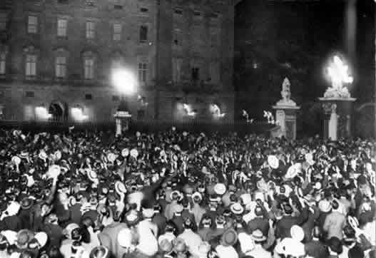 Photograph of the crowd outside Buckingham Palace, London after the declaration of war against Germany, 4 August 1914. 